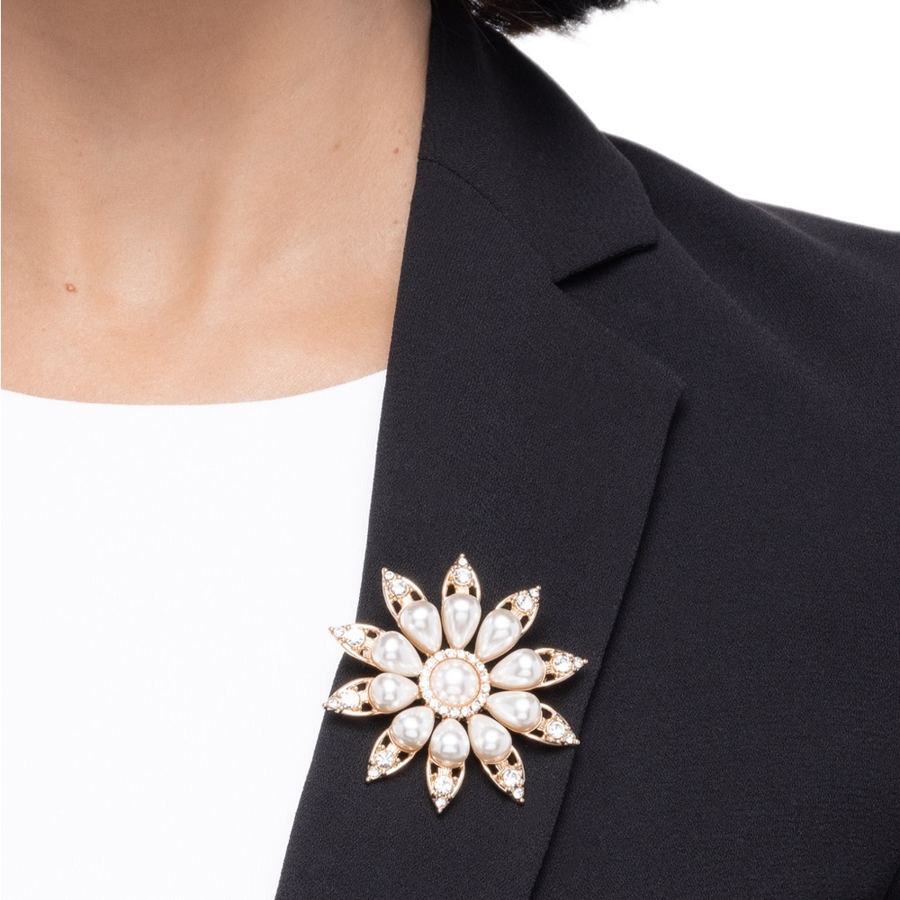 Paparazzi Elegant Gold and Pearl Flower Brooch